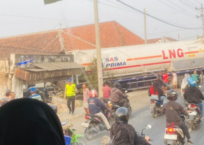 Oleng dan Tabrak Sepeda Motor, Truk LNG Seruduk Rumah di Jalur Pantura Tanjung