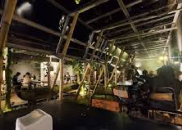 Romansa Klasik di Kafe Bernuansa Vintage Paling Ikonik di Surabaya