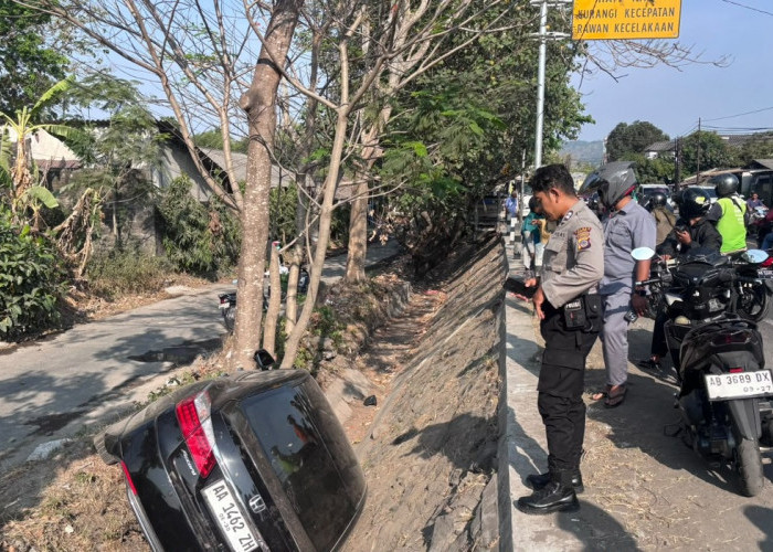 Diduga Mengantuk, Mobil Tabrak Pohon hingga Terperosok ke Parit di Piyungan Bantul