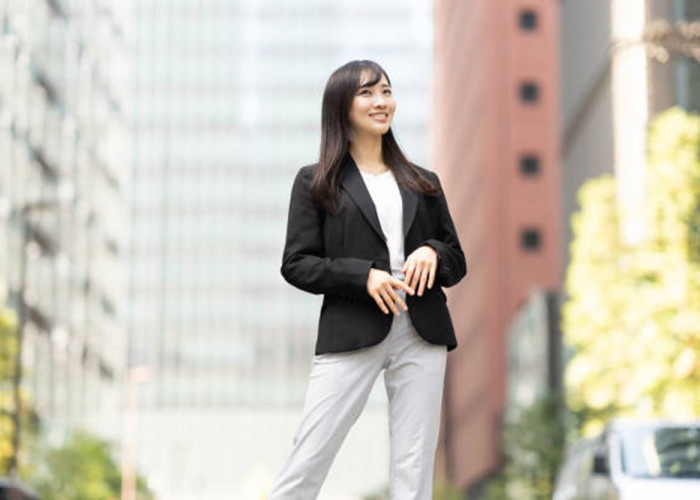 Rekomendasi OOTD Wanita Karir Kekinian untuk Tampil Profesional dan Stylish, Cek Disini