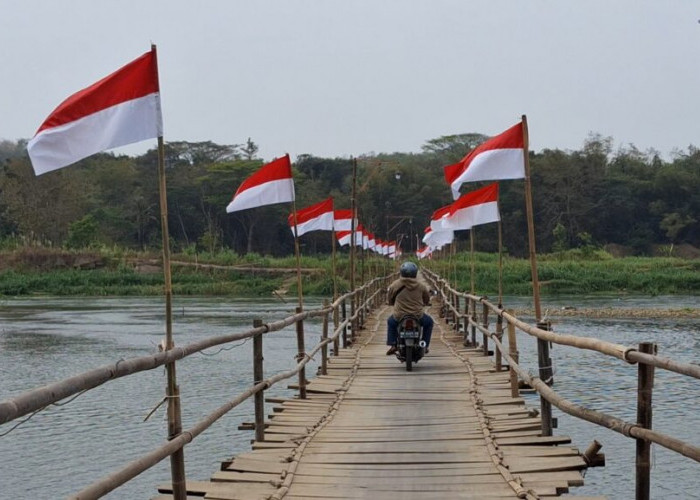 Puluhan Bendera Merah Putih Hiasi Jembatan Sesek Temben, Jembatan Swadaya di Atas Sungai Progo