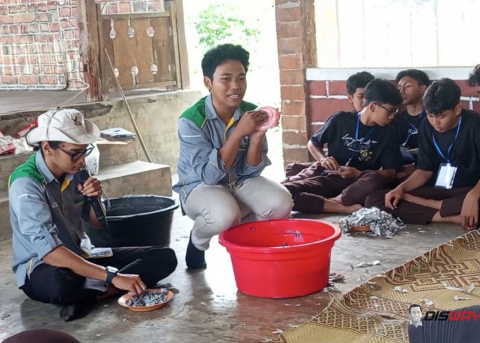 Pelajar Belajar Bikin Topeng dari Koran Bekas, Kreatif dan Bisa Bernilai Ekonomi  