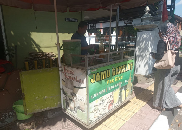 Warisan Racikan Eyang Harjo Saliki Ngasem, Fahririzal dan Istri Pertahankan Berjualan Jamu Tradisional