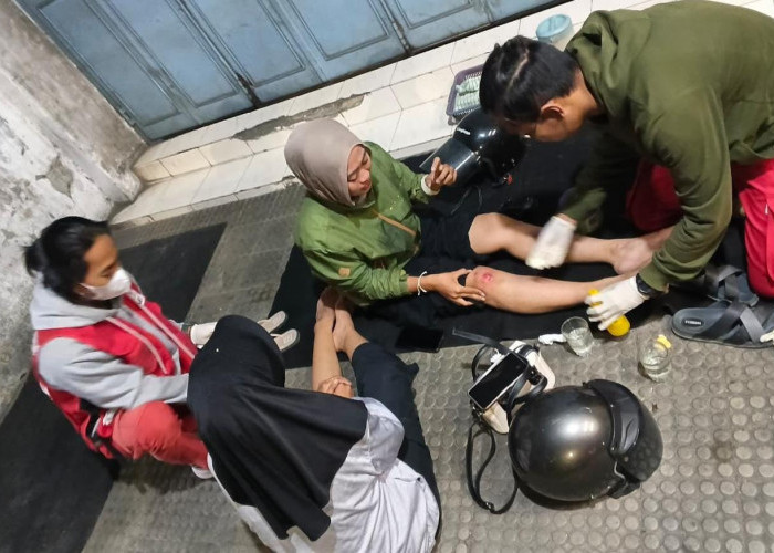 Gubrak!! Pengendara Sepeda Motor Tergelincir di Tikungan Pasar Induk Brebes Gegara Tumpahan Solar