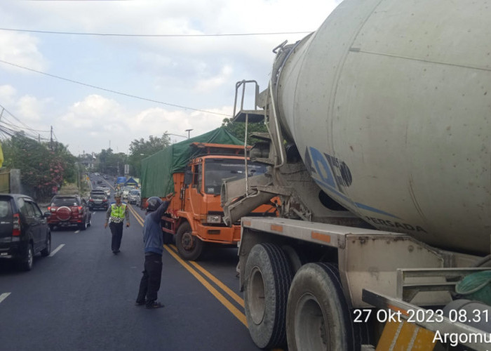 Truk Mogok di Jalan Wates, Personel Polsek Sedayu Langsung Atur Lalu Lintas