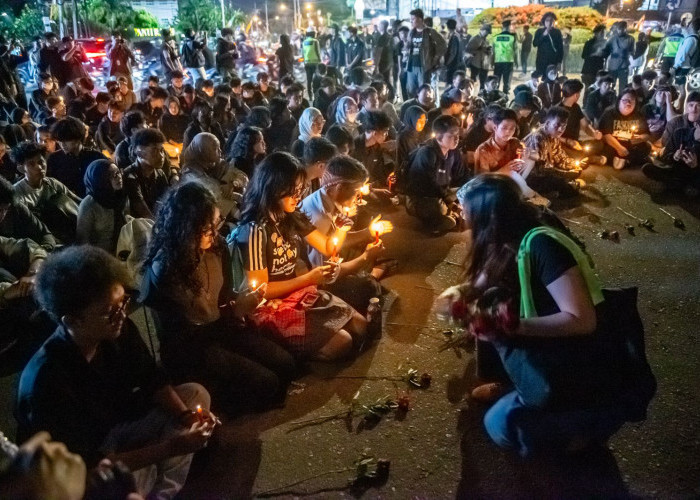 Ratusan Massa Nyalakan Lilin di Bundaran UGM, Aksi 'Agustus Gelap' Kenang Korban Ketidakadilan
