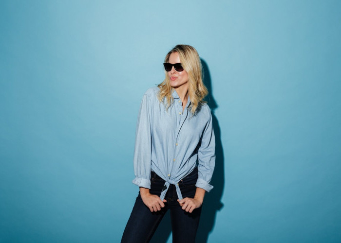 Ide Padu Padan Outfit Wanita Biru dan Hitam untuk Berbagai Kesempatan, Cek Disini