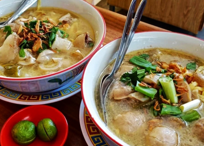 Kehangatan Bandung Lewat Kedai Mie Kocok Paling Ikonik dan Legendaris