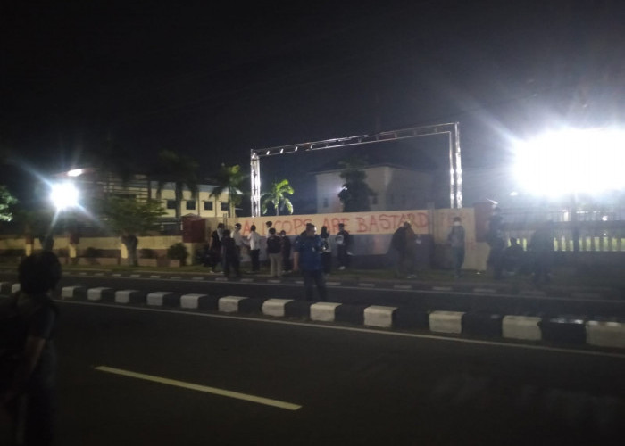 Massa Coret Tembok Polda DIY dan Sempat Terjadi Ledakan, Aksi Berakhir Dibubarkan