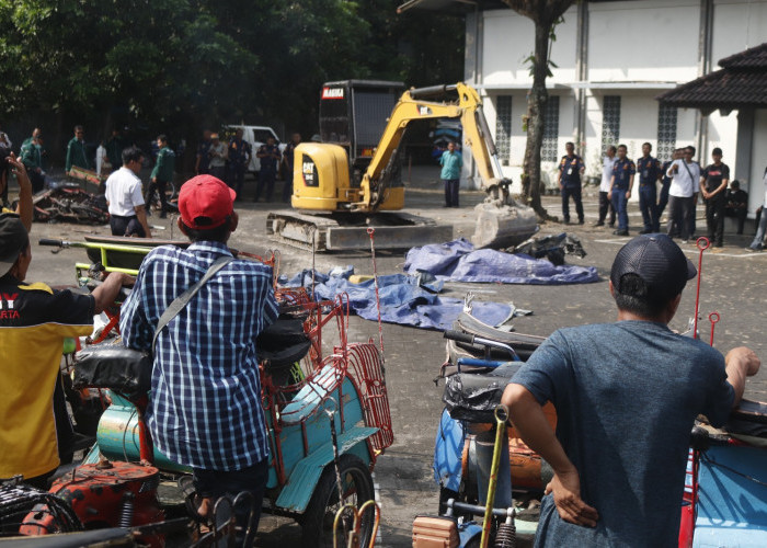 Bentor Dihancurkan, Tukang Becak Senior ini Menangis saat Mengenang Perjuangannya