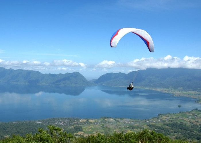 Cek Adrenalinmu Disini! Wisata Terbaru 2024, Sensasi Paralayang Di Spot Terbaik Indonesia. Mau coba?