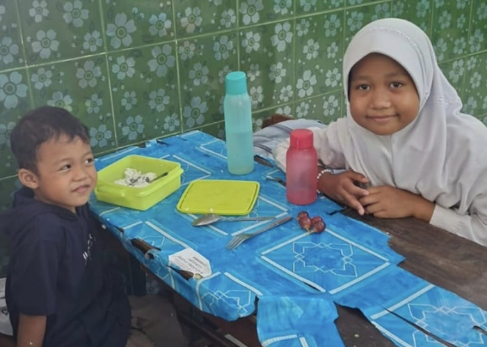 Kisah AR, Siswi SD Kulon Progo yang Sekolah Sambil Mengasuh Adik