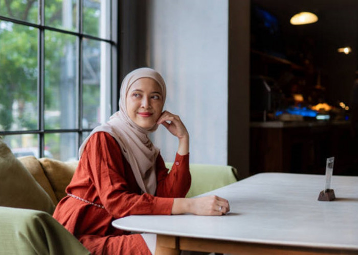 6 Model Tunik Polos Bahan Satin yang Stylish, Pilihan Anggun untuk Hijabers