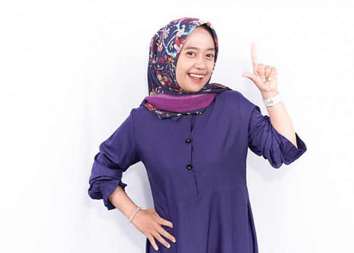 8 Warna Hijab yang Cocok dengan Baju Biru Dongker, Bikin Outfit Makin Stylish