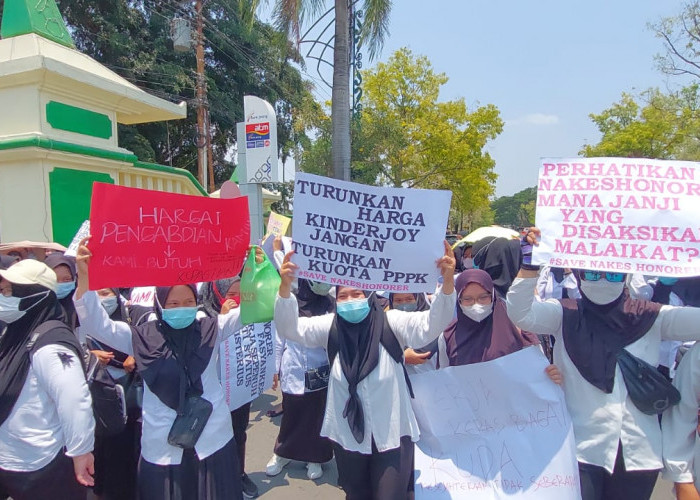 Dianaktirikan, Ratusan Nakes Kabupaten Tegal Kembali Gelar Aksi Demo Kantor Bupati