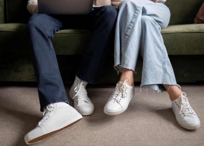 Ciptakan Visual yang Bersih, Simak 5 Rekomendasi Padu Padan Outfit Terbaik untuk Sepatu Putih