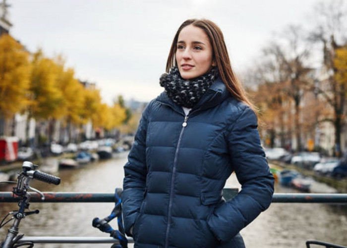 Ide Gaya Outfit Jaket Winter Jump Kekinian, Nyaman dan Kece untuk Liburan Musim Dingin