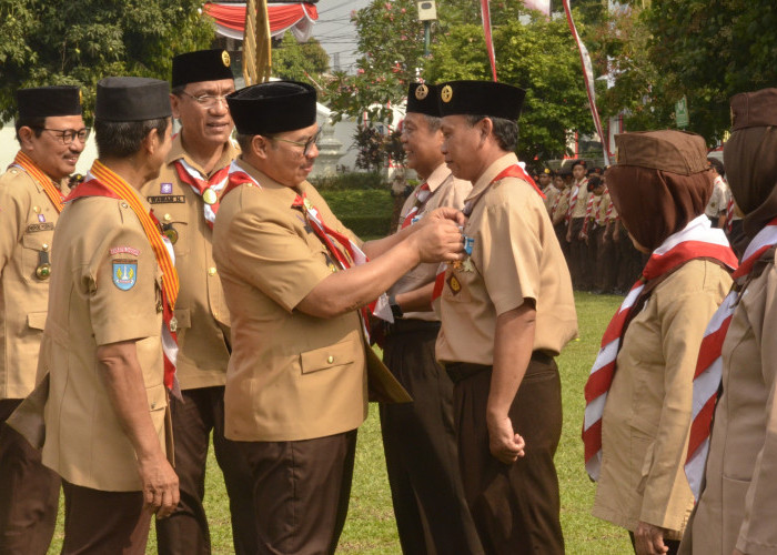 Wali Kota Hasto Berikan Penghargaan Lencana kepada Anggota Gerakan Pramuka, Ingatkan Insan Pancasila