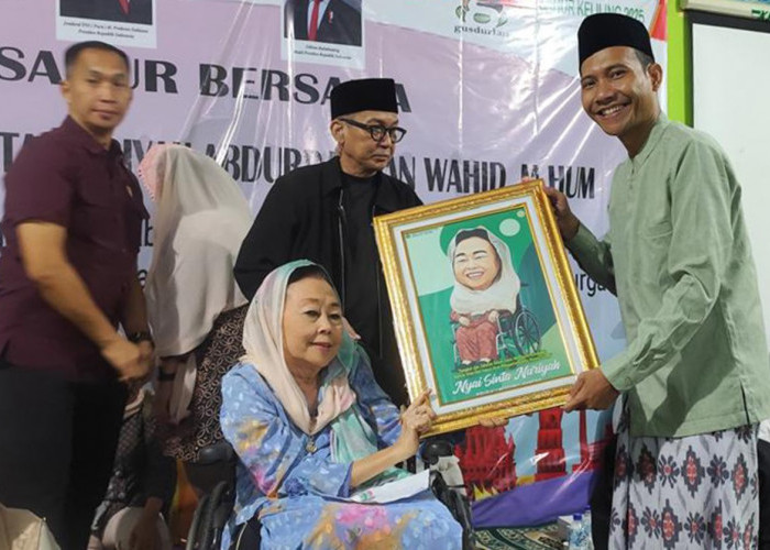 Nyai Sinta Nuriyah Wahid Sahur Keliling Bersama Kaum Duafa di Ponpes Hasyim Asyari Tegal