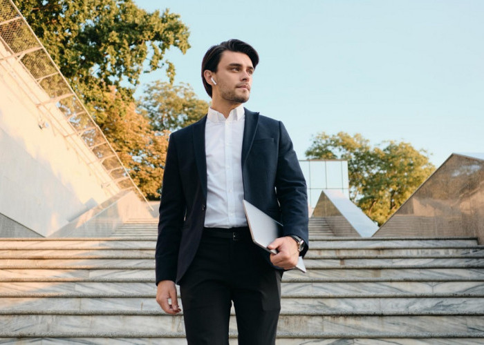 Gaya Busana yang Profesional, Simak 5 Inspirasi Office Outfit untuk Para Pria di Tahun 2025