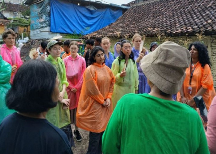 Jelajahi Pesona dan Belajar Urban Farming, Mahasiswa Monash University Kunjungi Kali Code Yogyakarta