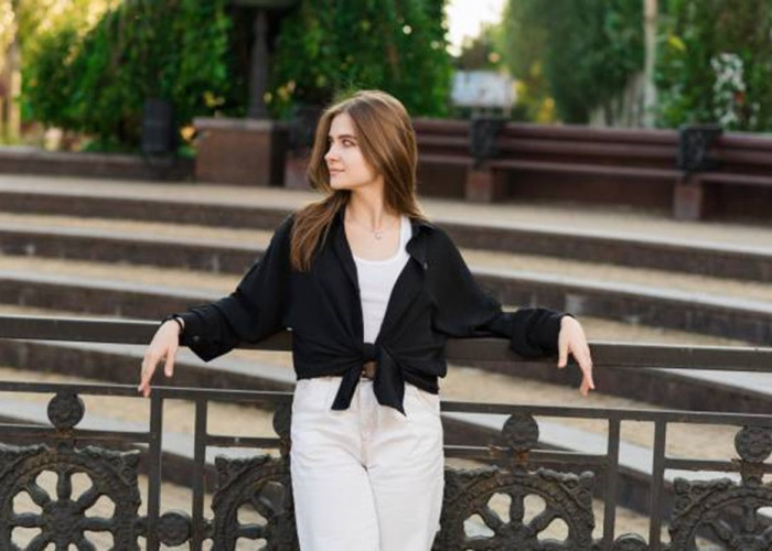 Gaya Elegan Tanpa Berlebihan, Inilah Mix and Match Warna yang Cocok dengan Outer Hitam