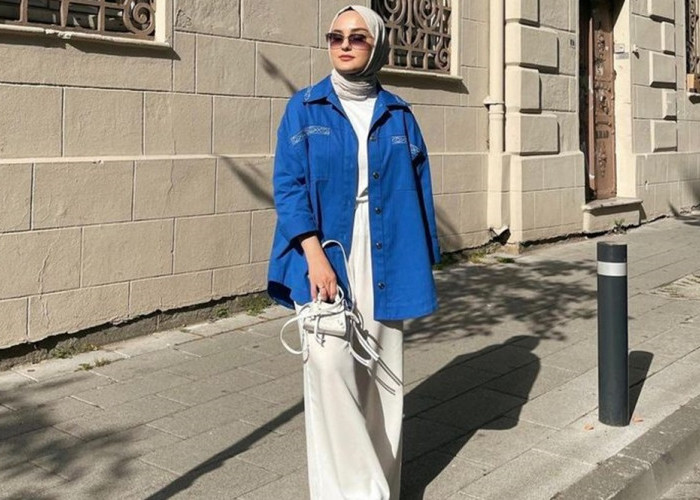 Berbagai Gaya Outfit Wanita Pakai Kemeja Biru Tua, Dari Gaya Chic hingga Effortless