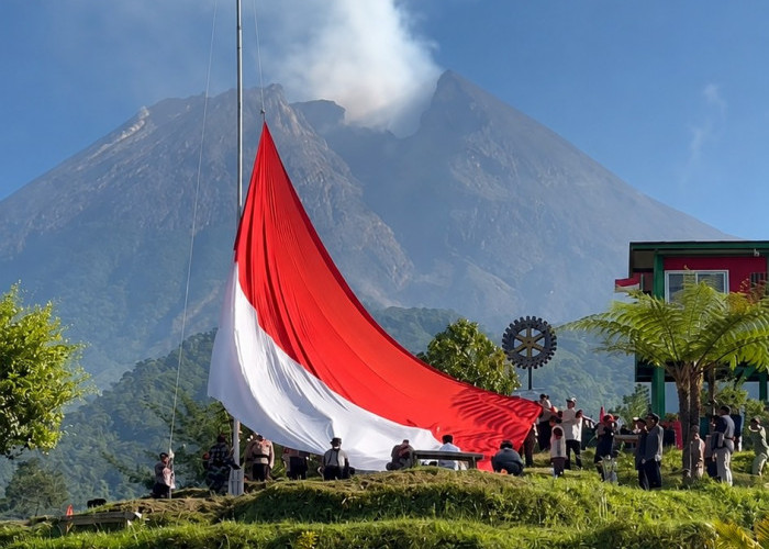 Bendera Raksasa Kembali Berkibar di Bukit Klangon, Semangat Patriotisme dari Lereng Merapi