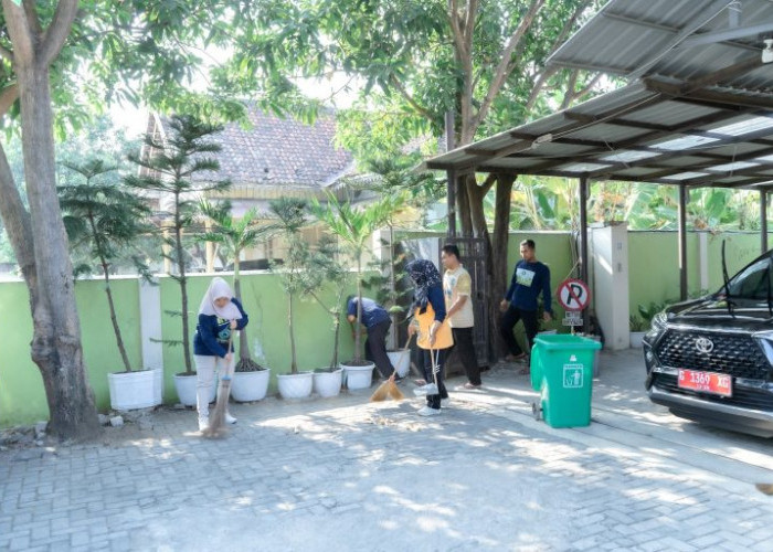 Kepala Dinkesda Hingga Seluruh Staf, Kompak Bersihkan Lingkungan Kantor Wujudkan Brebes ASRI