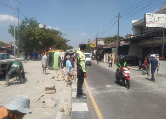 Truk Semen Terguling di Tikungan Ring Road Selatan Bantul, Muatan Tumpah Tutupi Badan Jalan