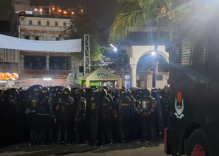 Kericuhan di DPRD DIY, Massa Lempar Petasan dan Batu Usai Aksi Hari Sumpah Pemuda