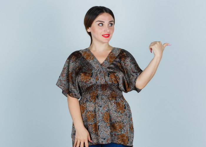 Tampilan Jadi Makin Feminin, Simak 5 Ide Bawahan Terbaik untuk Blouse dengan Motif Bunga