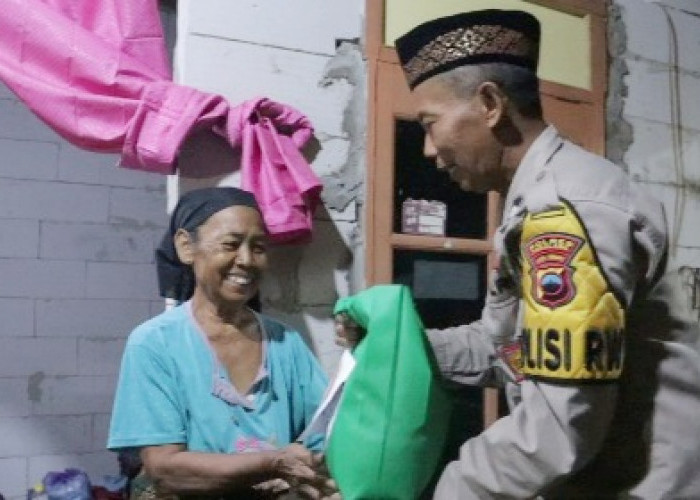 Perhatian Anggota Polsek Bantarbolang ke Penderita Lumpuh Layu, Ngajar Ngaji Hingga Berbagi Rezeki