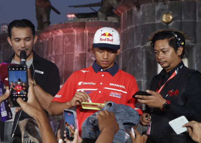 Veda Ega dan Mario Aji Disambut Ratusan Fans di Jogja, Cerita Perjalanan dari Motocross ke MotoGP