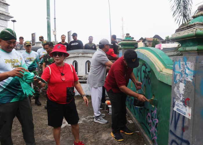 Tim Jogja Cling Lakukan Aksi Bersih-bersih Vandalisme di Jembatan Kleringan Kota Yogyakarta
