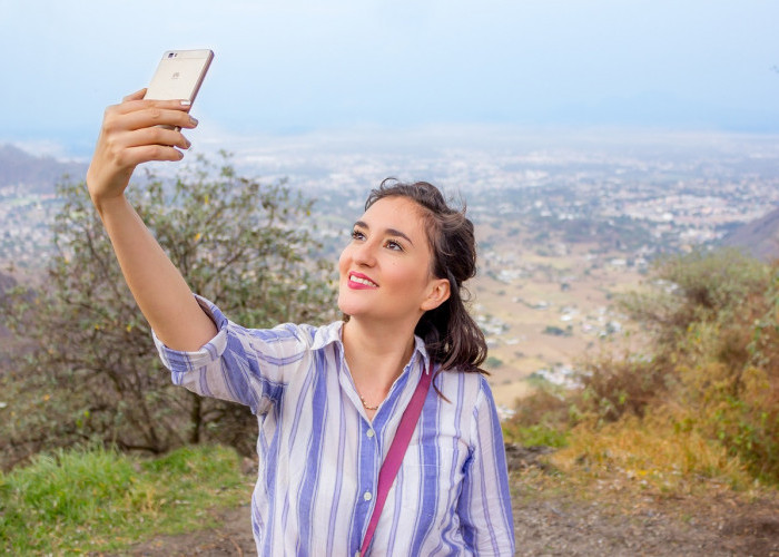 9 Tips Mengambil Foto Selfie Dengan Kamera HP Agar Hasil Makin Cantik dan Menarik