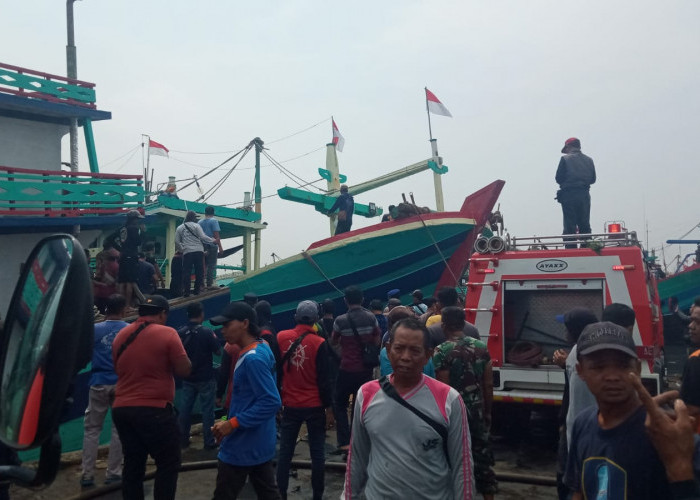 Diduga Lalai saat Perbaikan, Kapal Agung Jaya di Kolam Pelindo Kota Tegal Kebakaran
