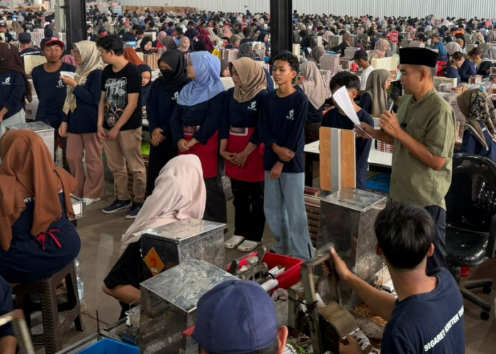Baru Kerja 7 Bulan, Karyawan Rokok Tak Sangka Terpilih Umroh Gratis