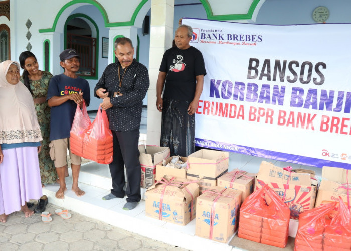 Peduli Korban Banjir di Kecamatan Jatibarang, Bank Brebes Bagikan 700 Nasi Ponggol