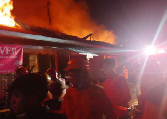 Diduga Korsleting Listrik, 108 Kios dan 404 Lapak Pasar Belik Pemalang Kebakaran