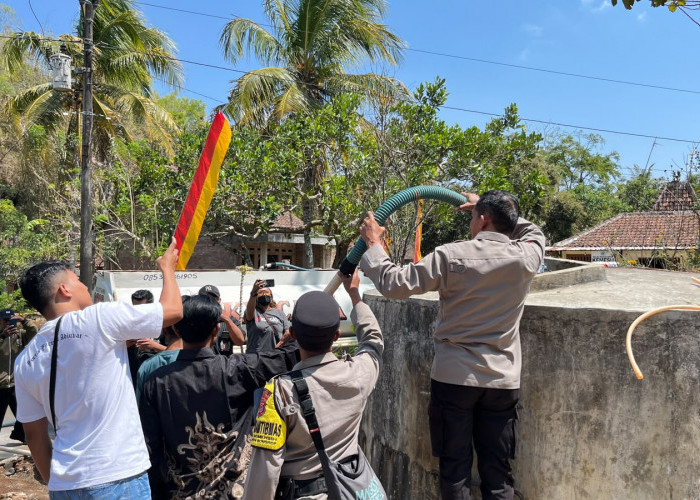 Peduli Dampak Kekeringan, Ra’Nggagas Solidarity Salurkan 40 Tangki Air ke Gunungkidul