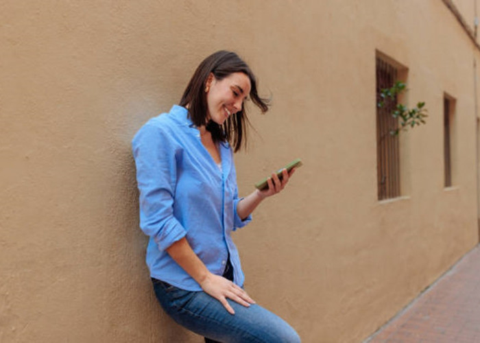 Ciptakan Tampilan yang Chic dengan Outfit Warna Biru Langit, Cek Inspirasinya Disini