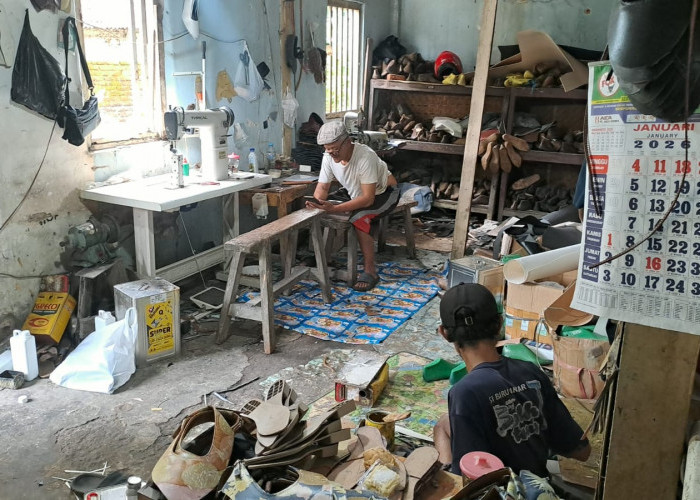 Berawal dari KKN, Mahasiswa UNY Sukses Jual Sepatu Kulit Handmade ke Berbagai Daerah