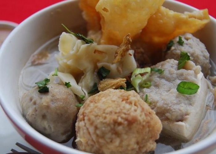 Menelusuri Tempat Makan Bakso Paling Melegenda dengan Cita Rasa Daging Sapi Asli, Harga Merakyat