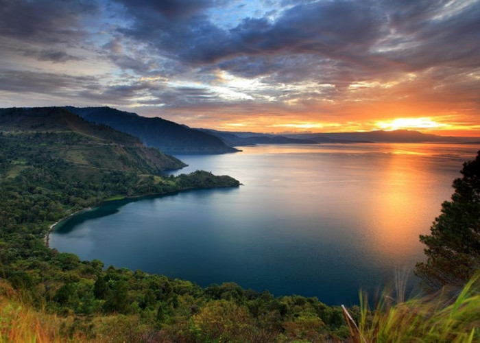 7 Wisata Danau Paling Populer di Indonesia, Indah dan Menarik Jadi Tujuan Liburan