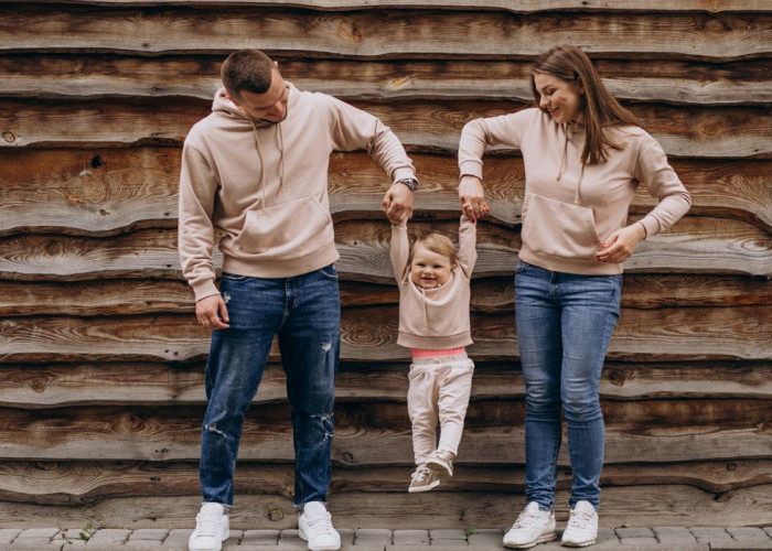 Tampilan yang Stylish dan Solid, Simak 6 Ide Matching Outfit Keluarga yang Mudah dan Simpel