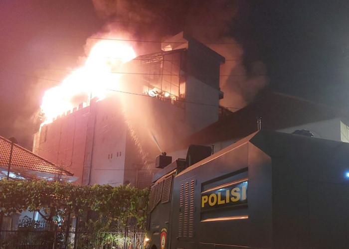 Kebakaran Toko Hamzah Batik di Malioboro Hanguskan Lantai 3 dan 4, 12 Armada Damkar Dikerahkan