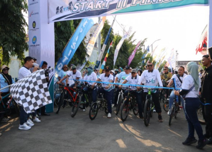 Paguyuban BUMD Brebes Gowes Sambil Bagi Sembako Hingga CKG, Meriahkan HUT Kemerdekaan RI ke-81