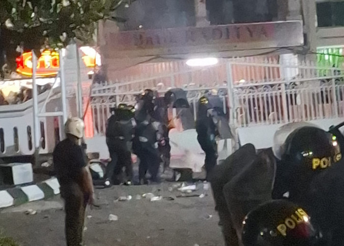 Aksi Ricuh di Rel Teteg Malioboro, Massa Dipukul Mundur hingga Tugu Jogja