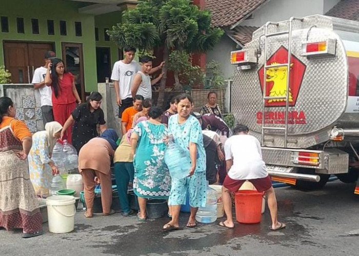 Patut Dicontoh! Pasutri Wakil Rakyat Ini Suplai Air Bersih Bagi Warga Salem dan Padamkan Kebakaran Lahan